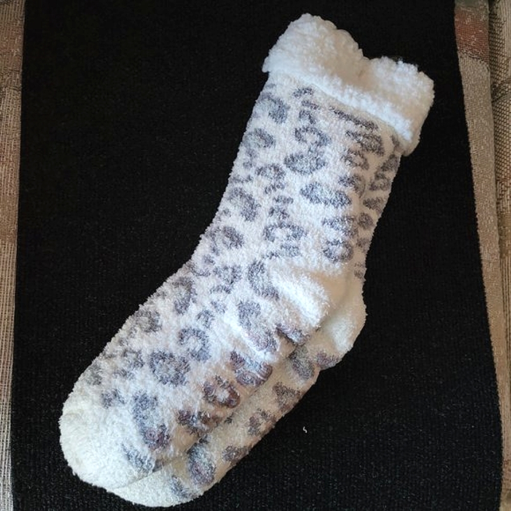 *NEW* CUDDL DUDS Ivory Faux Shearling Lined Leopard Print Lounge Socks Size 4-10